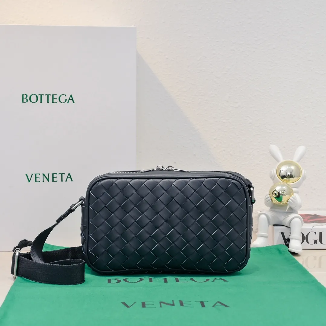 Batch 1480 BV lntrecciato woven leather crossbody bag. The zipper opens and closes, and the space is too large. It meets the daily needs of going out on the street. There are no problems with mobile phones 📱 wallets 👛 power bank 🔋. The weaving process is used, and the texture of the upper body 🔝 is very high-end. Style number: 7100 Size: 25*7.5